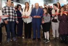 Down Sendromlu fotoğraf sanatçısı Volkan Niyazi Madaslı'nın Duvarlar adlı sergisini Belediye başkanı Kadir Albayrak ve çok sayıdaki konukla açtık