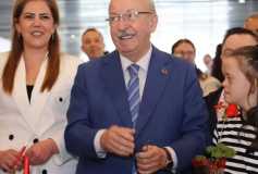 Down Sendromlu fotoğraf sanatçısı Volkan Niyazi Madaslı'nın Duvarlar adlı sergisini Belediye başkanı Kadir Albayrak ve çok sayıdaki konukla açtık