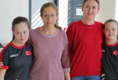 Milli sporcularımız Down Sendromlu Cansu Öge ve Ecrin Ercan'ı çiçeklerle Antalya'daki Down Sendrom Spor oyunlarına masa tenisi dalında yarışmaları için uğurladık