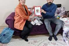 Ailemize yeni katılan Muhammed bebeği ziyaretimizde eğitim materyalleri ve aileye rehber olacak kitaplar hediye ettik..