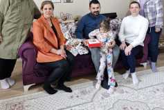 Ailemize yeni katılan Muhammed bebeği ziyaretimizde eğitim materyalleri ve aileye rehber olacak kitaplar hediye ettik..