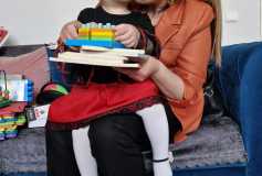 Derneğimizin miniği Elisa'yı ziyaretimizde eğitim materyalleri ve aileye rehber olacak kitaplar hediye ettik