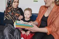 Derneğimizin miniği Elisa'yı ziyaretimizde eğitim materyalleri ve aileye rehber olacak kitaplar hediye ettik