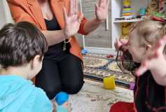 Derneğimizin miniği Elisa'yı ziyaretimizde eğitim materyalleri ve aileye rehber olacak kitaplar hediye ettik