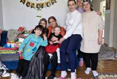 Derneğimizin miniği Elisa'yı ziyaretimizde eğitim materyalleri ve aileye rehber olacak kitaplar hediye ettik