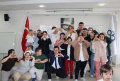 Tekirdağ Valimiz Sayın Recep Soytürk'e Down Sendromlu fotoğraf sanatçısı Volkan Niyazi Madaslı'nın fotoğraflarını tanıtırken...