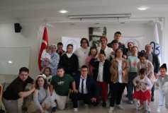 Tekirdağ Valimiz Sayın Recep Soytürk'e Down Sendromlu fotoğraf sanatçısı Volkan Niyazi Madaslı'nın fotoğraflarını tanıtırken...