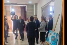 Tekirdağ Valimiz Sayın Recep Soytürk'e Down Sendromlu fotoğraf sanatçısı Volkan Niyazi Madaslı'nın fotoğraflarını tanıtırken...