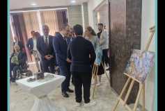 Tekirdağ Valimiz Sayın Recep Soytürk'e Down Sendromlu fotoğraf sanatçısı Volkan Niyazi Madaslı'nın fotoğraflarını tanıtırken...