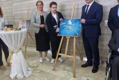 Tekirdağ Valimiz Sayın Recep Soytürk'e Down Sendromlu fotoğraf sanatçısı Volkan Niyazi Madaslı'nın fotoğraflarını tanıtırken...