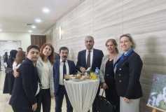 Tekirdağ Valimiz Sayın Recep Soytürk'e Down Sendromlu fotoğraf sanatçısı Volkan Niyazi Madaslı'nın fotoğraflarını tanıtırken...