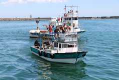 Süleymanpaşa Su Ürünleri Kooperatifi Başkanı İbrahim Pehlivanoğlu ve derneğimiz desteği ile düzenlenen yaza merhaba tekne gezisinden sonra balık ekmek ikramı yapıldı...